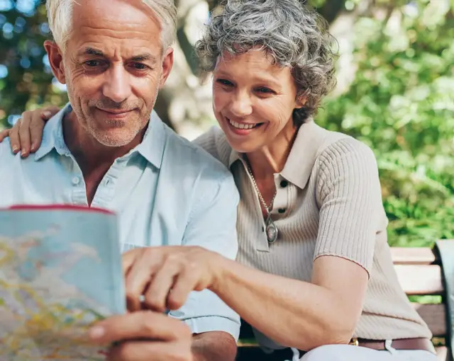 couple personnes senior heureuses ete carte voyage