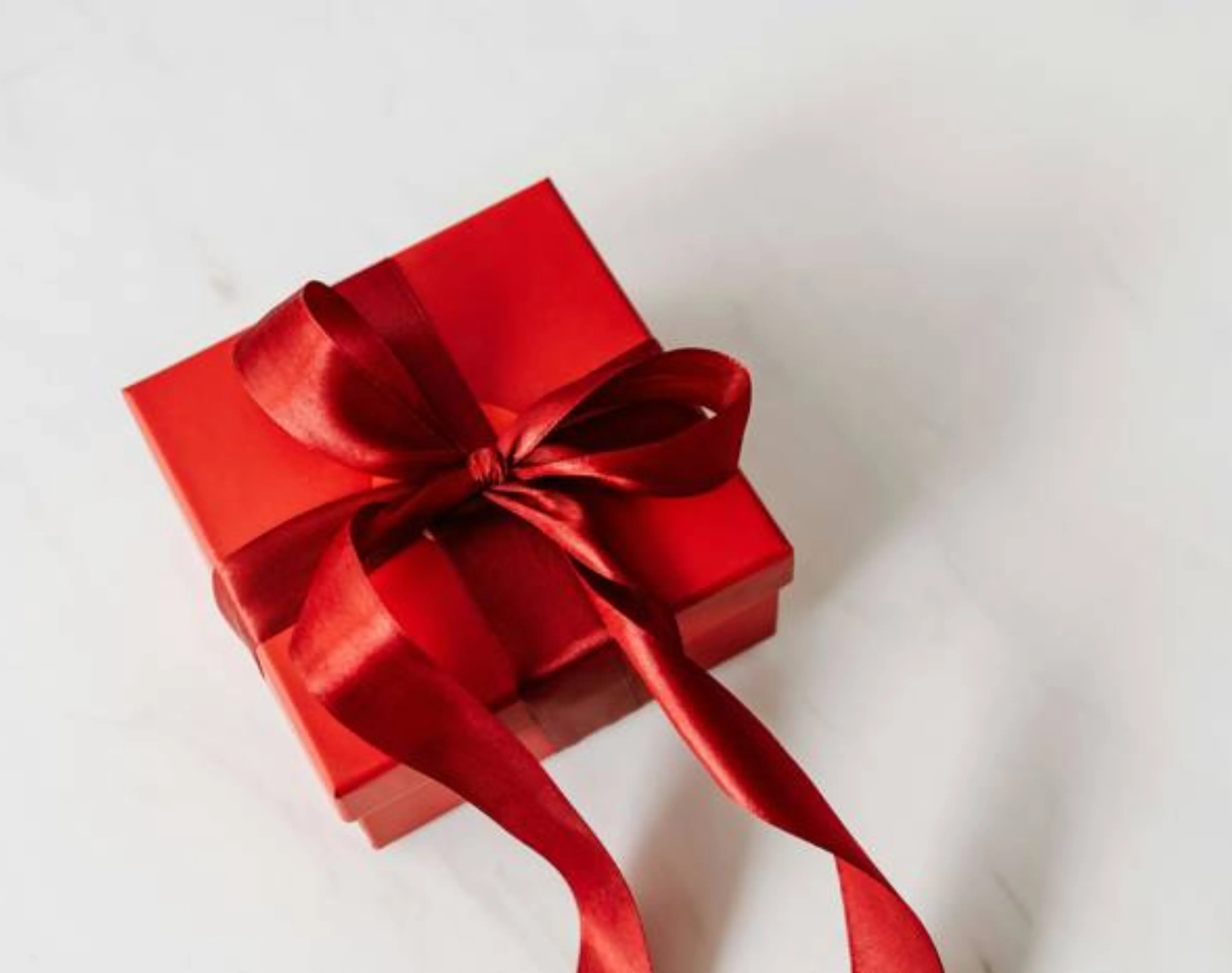 cadeau rouge sur une table