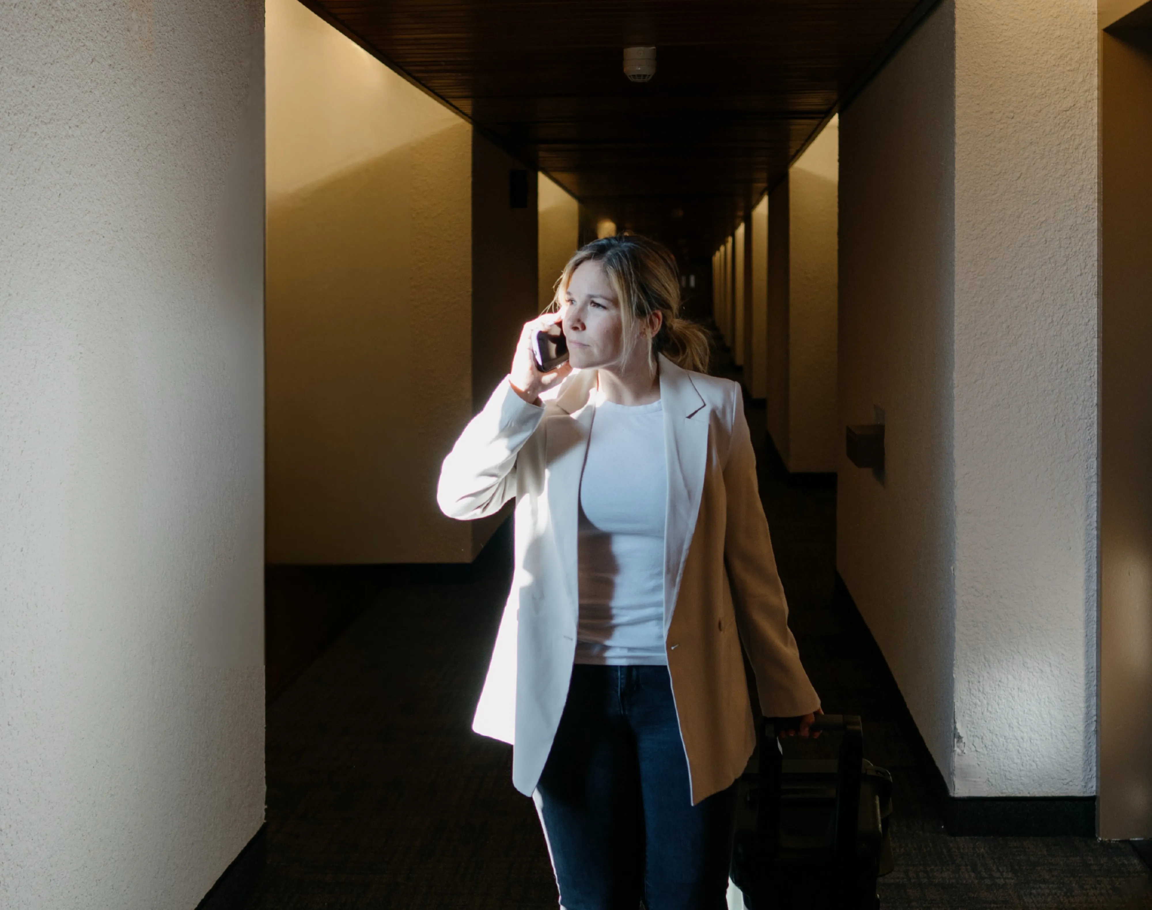 Hotels Gouverneur Woman Coridor Phone