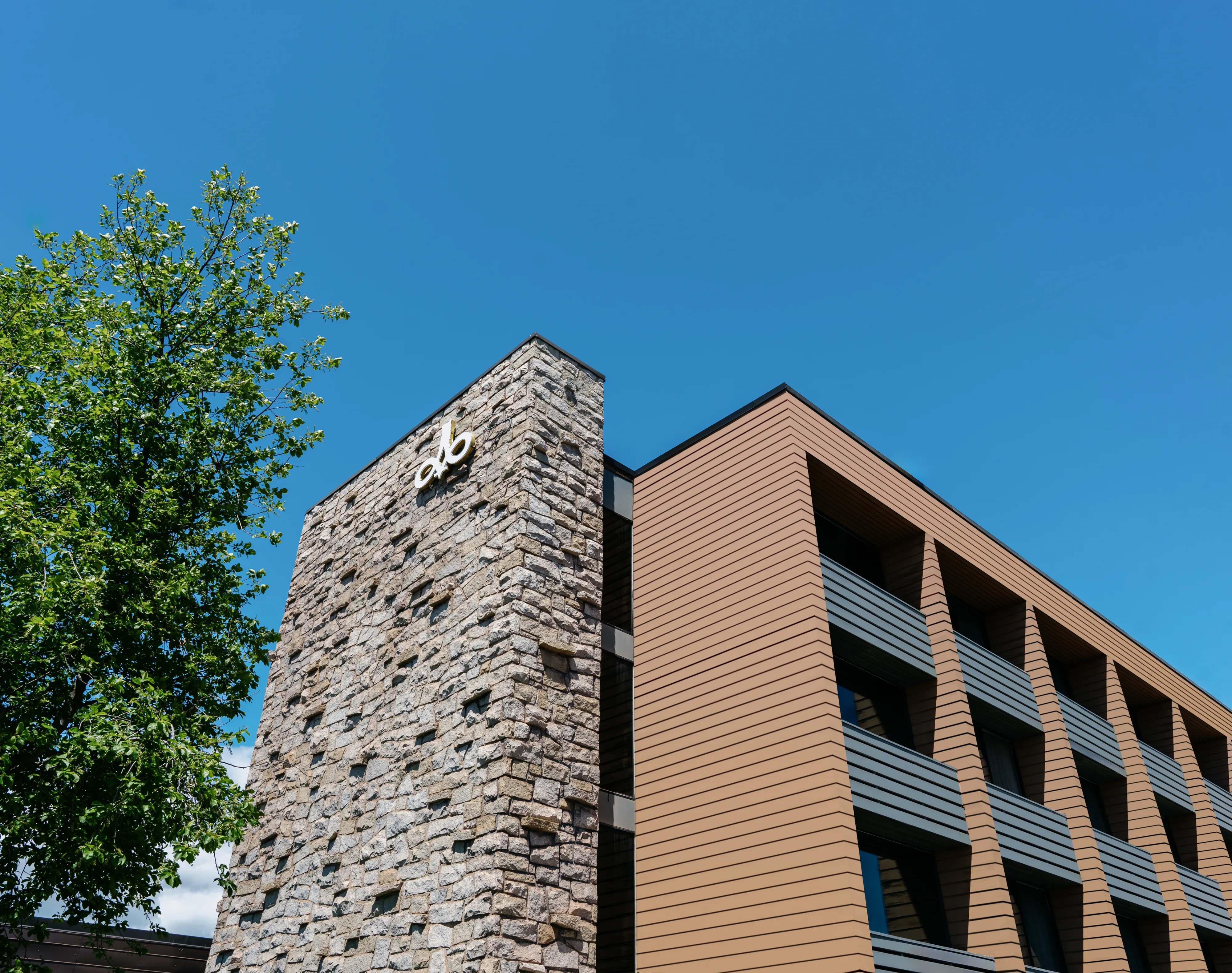 Hôtels Gouverneur Sept-Iles Exterior summer blue sky